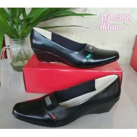 Sepatu kantor kulit wanita